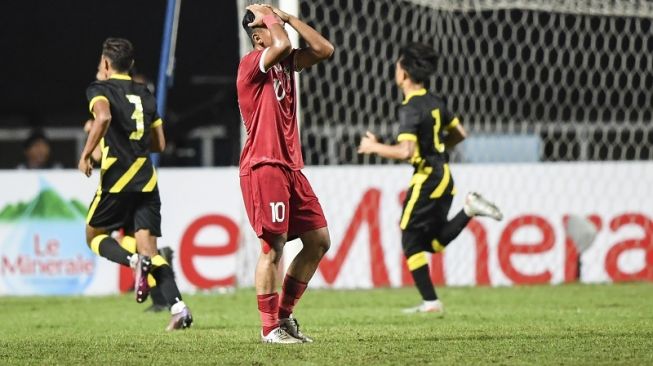 Pemain Timnas Indonesia U-17, Muhammad Nabil Asyura (tengah) memegang kepalanya usai Timnas Malaysia U-17 mencetak gol dalam laga Grup B Kualifikasi Piala Asia U-17 2023 di Stadion Pakansari, Bogor, Minggu (9/10/2022) malam. [ANTARA FOTO/M Risyal Hidayat]