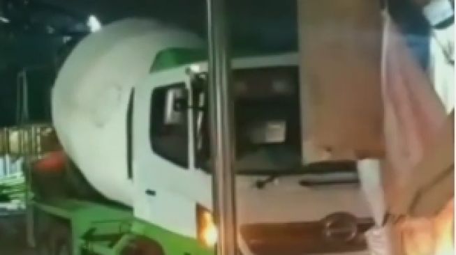 Horor, Truk Molen Berjalan Sendiri dan Tabrak Warung saat Diparkir di Depan Bekas Kamar Mayat RSSA Malang