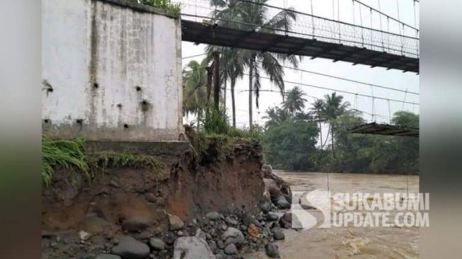 Ngeri! Penampakan Jembatan Penghubung Desa di Sukabumi yang Tergerus Air Sungai