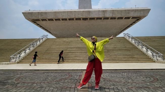 Rayakan Ulang Tahun ke-50, Simak 8 Potret Ibu Ayu Ting Ting Jalan-Jalan Bawa Rombongan Lihat Monas