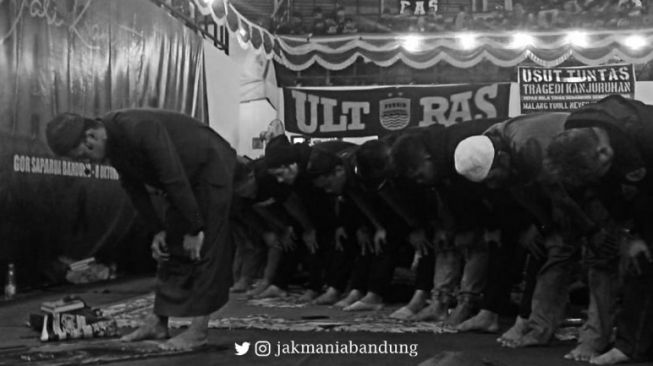 Gelar Doa Bersama Tragedi Kanjuruhan Bareng Viking, Jakmania Jadi Trending Twitter