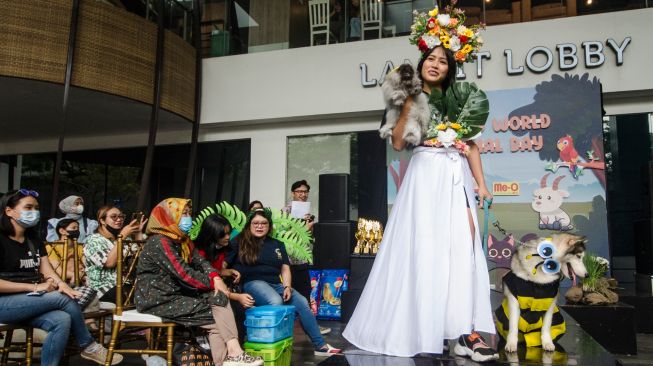 Peserta bersama kucing peliharaannya mengikuti peragaan busana Happy World Animal Day di Paskal 23 Mal, Bandung, Jawa Barat, Minggu (9/10/2022). [ANTARA FOTO/Novrian Arbi/foc]