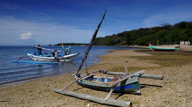 Nelayan bersiap sandar di Pantai Lempuyang, Kampung Merak, Situbondo, Jawa Timur, Sabtu (8/10/2022). [ANTARA FOTO/Budi Candra Setya/rwa]