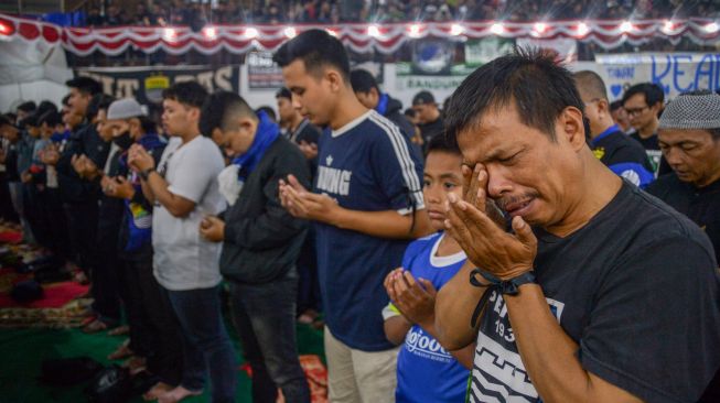 ILUSTRASI - Suporter dari berbagai klub sepak bola mengikuti doa bersama dan Shalat Gaib di gor saparua Bandung, Jawa Barat, Sabtu (8/10/2022). [ANTARA FOTO/Raisan Al Farisi/rwa]