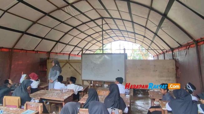 Puluhan siswa sedang belajar di tenda darurat di Tasikmalaya (Harapanrakyat.com)