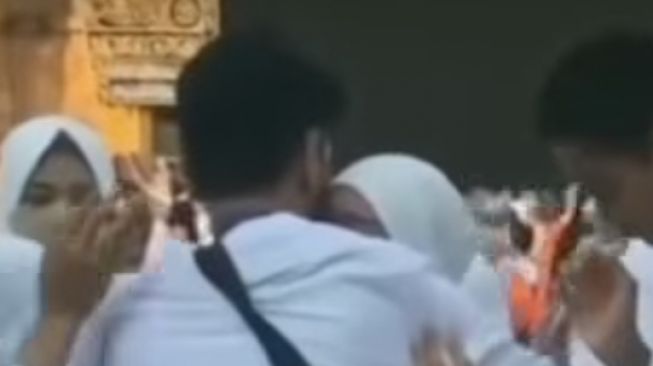 Potongan video Lesti Kejora menangis di pelukan sang ayah saat berada di depan Ka'bah