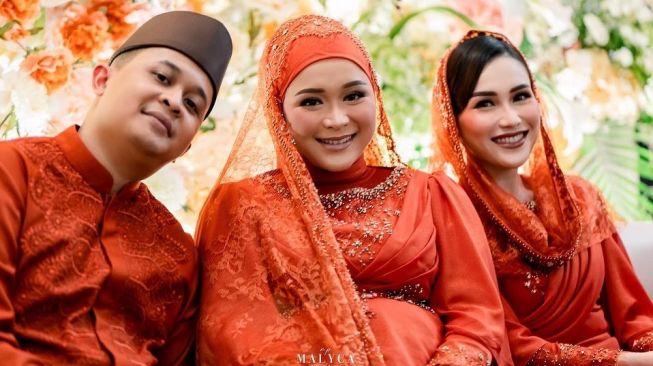 10 Potret Tujuh Bulanan Syifa Adik Ayu Ting Ting, Beri Kejutan Spesial untuk Sang Ibu