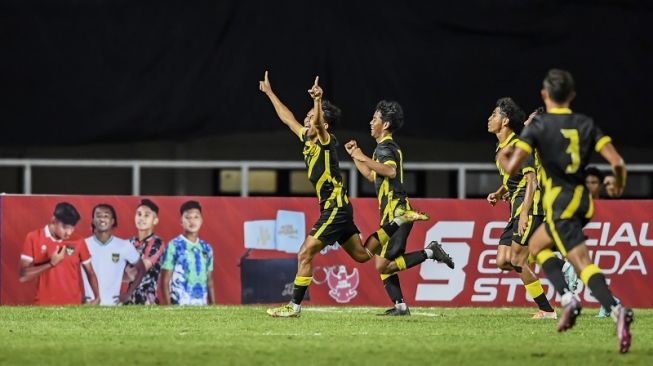 Para pemain Timnas Malaysia U-17 merayakan gol ke gawang Indonesia dalam laga Grup B Kualifikasi Piala Asia U-17 2023 di Stadion Pakansari, Cibinong, Minggu (9/10/2022) malam. [ANTARA FOTO/M Risyal Hidayat]