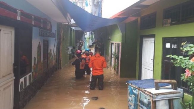 Banjir Kebon Pala Perlahan Surut, Warga Mulai Kembali ke Rumah