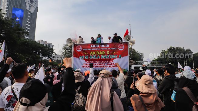 Massa yang tergabung dalam Gerakan Nasional Pembela Rakyat (GNPR) menggelar aksi unjuk rasa di kawasan Patung Kuda, Jakarta Pusat, Senin (10/10/2022). [Suara.com/Alfian Winanto]