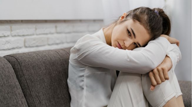 5 Tips Mendampingi Teman yang Baru Diselingkuhi, Dengarkan Curhatnya