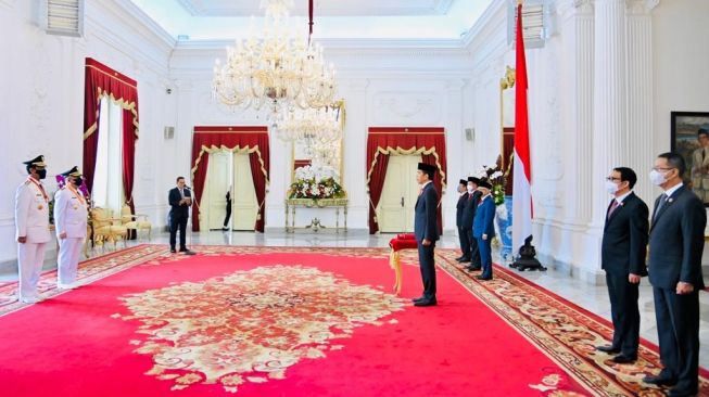 Presiden Joko Widodo resmi melantik pasangan Gubernur Daerah Istimewa Yogyakarta (DIY) Sri Sultan Hamengku Buwono X dan Wakil Gubernur DIY KGPAA Paku Alam X di Istana Negara, Jakarta pada Senin (10/10/2022). [Foto: Laily Rachev - Biro Pers Sekretariat Presiden]