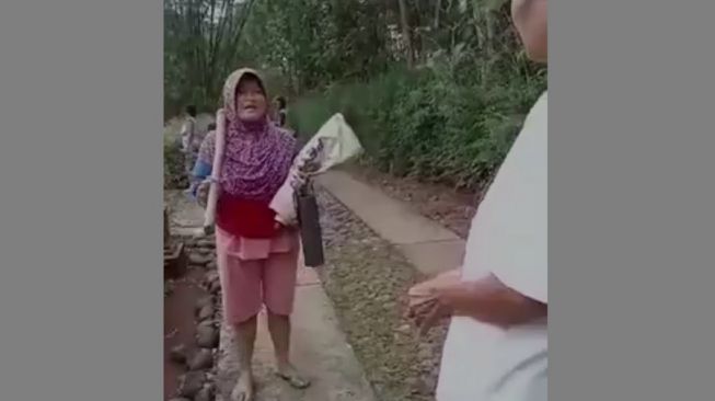 Astaga! Nenek di Wonogiri Jadi Korban Penipuan Petugas Bansos, Cincin Emas Melayang