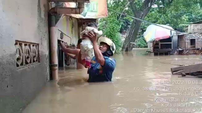 Detik-detik Bayi di Bidara Cina Dievakuasi Petugas Damkar saat Banjir Sedada