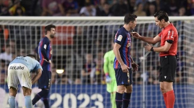 Dominasi Barcelona baru berbuah hasil pada menit ke-17. Pedri sukses membawa Blaugrana unggul 1-0 setelah melepaskan tembakkan akurat dari jarak dekat. (AFP)