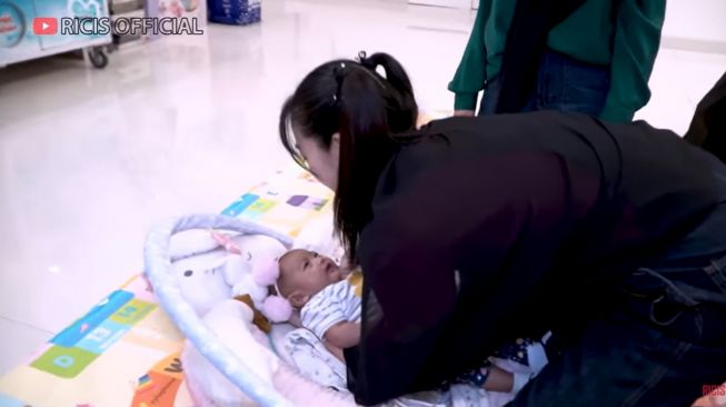  Potret Haruka momong Baby Moana (YouTube/Ricis Official)