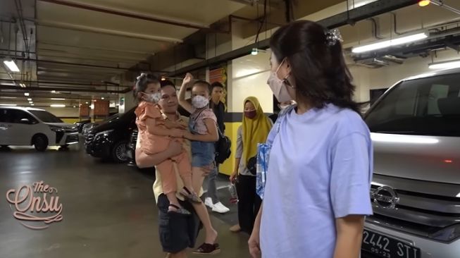 Momen Sarwendah Ajak Anak Makan di Kantin Mal (YouTube The Onsu Family)