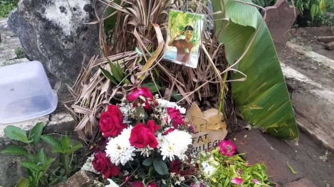 Potret makam bonek mania, Faiz Al Fikry yang menjadi korban meninggal dalam tragedi Kanjuruhan, Malang yang menewaskan 130 orang. (Suarajatim.id/HO-BNB)