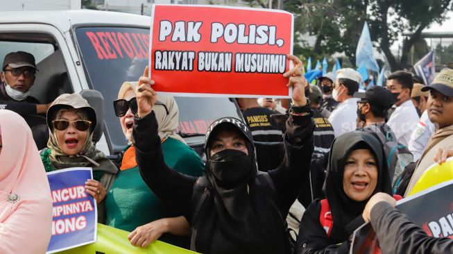 Massa yang tergabung dalam Gerakan Nasional Pembela Rakyat (GNPR) menggelar aksi unjuk rasa di kawasan Patung Kuda, Jakarta Pusat, Senin (10/10/2022). [Suara.com/Alfian Winanto]