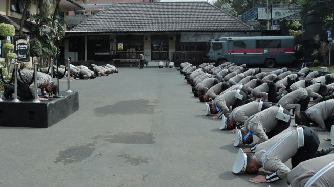 Aksi Polisi Usai Tragedi Kanjuruhan: Jajaran Malang Minta Ampunan, Jakarta Bersikukuh Gas Air Mata Tidak Mematikan
