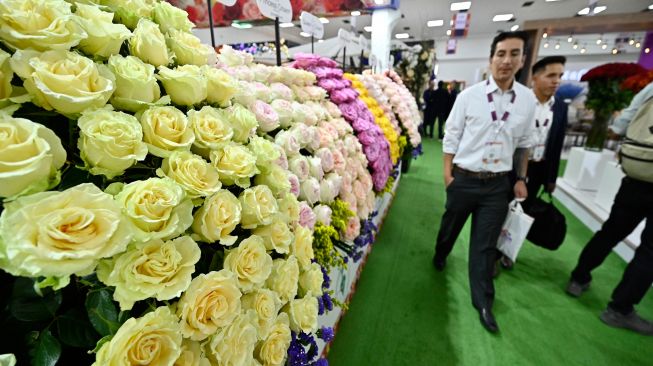 Pengunjung melihat beragam bunga yang ditampilkan dalam pameran Expo Flor Ekuador 2022 di Metropolitan Convention Center, Quito, ekuador, Jumat (7/10/2022). [RODRIGO BUENDIA / AFP]