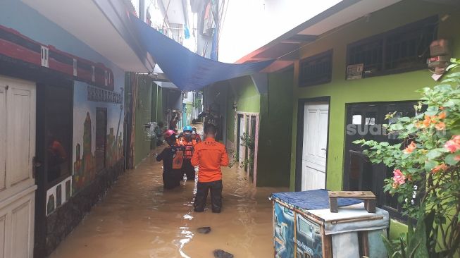 22 RT di Jakarta Banjir Dampak Hujan Lebat Sabtu Kemarin, Waspada Luapan Kali Ciliwung