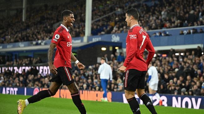 Striker Manchester United Cristiano Ronaldo (kanan) melakukan selebrasi bersama Marcus Rashford usai mencetak gol kedua timnya selama matchday pekan ke-10 Liga Inggris antara Everton vs Manchester United di Goodison Park di Liverpool, barat laut Inggris pada 9 Oktober 2022.Oli SCARFF / AFP.