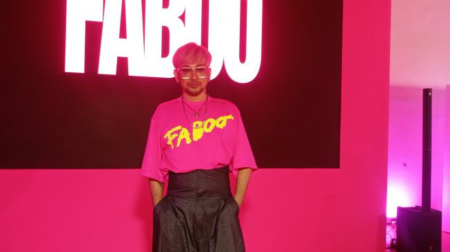 Identik Dengan Feminin, Caren Delano Ingin Buktikan Warna Pink Bisa Untuk Laki-Laki