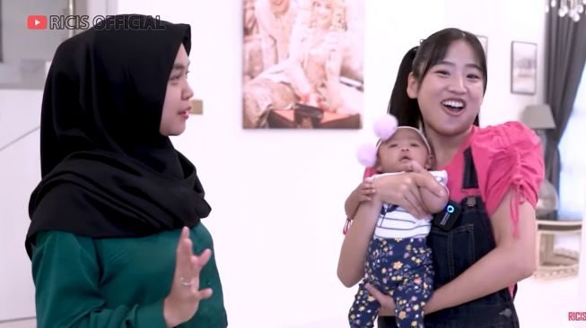  Potret Haruka momong Baby Moana (YouTube/Ricis Official)