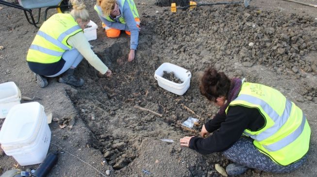 Analis DNA mengungkap misteri kematian tiga kerangka dalam satu liang. [Cotswoldarchaeology.co.uk]
