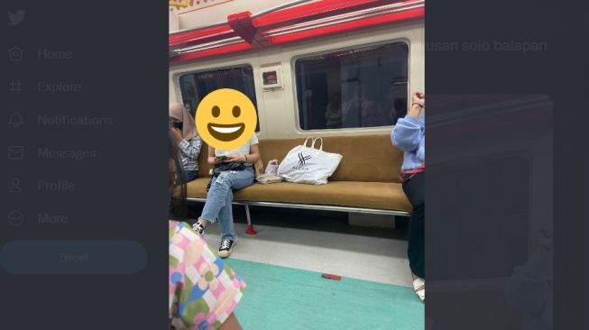 Viral Penumpang KRL Taruh Tas di Bangku Kosong Untuk Teman, Begini Lho Etika Naik Commuter Line