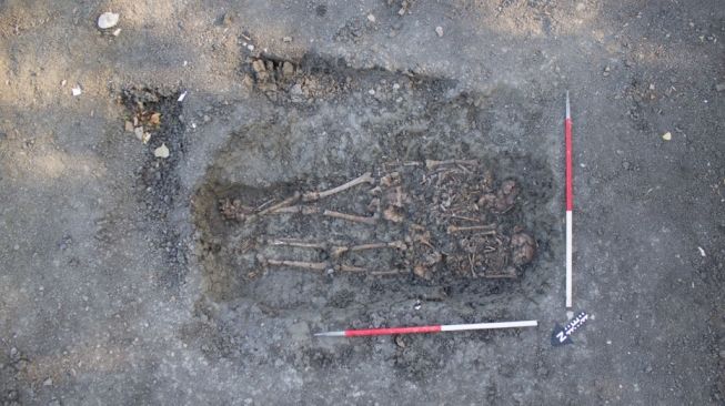Analis DNA mengungkap misteri kematian tiga kerangka dalam satu liang. [Cotswoldarchaeology.co.uk]