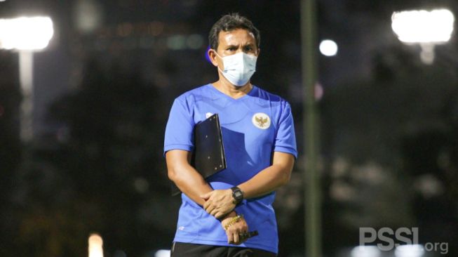 Bima Sakti saat melatih Timnas Indonesia U-17. (pssi.org)