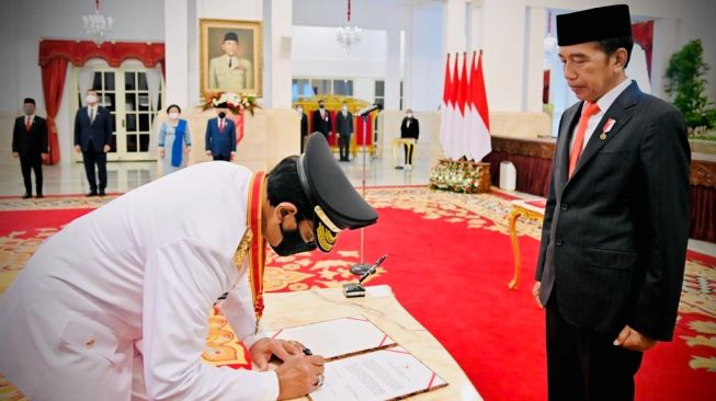 Presiden Joko Widodo resmi melantik pasangan Gubernur Daerah Istimewa Yogyakarta (DIY) Sri Sultan Hamengku Buwono X dan Wakil Gubernur DIY KGPAA Paku Alam X di Istana Negara, Jakarta pada Senin (10/10/2022). [Foto: Laily Rachev - Biro Pers Sekretariat Presiden]