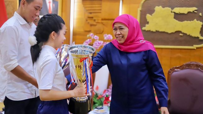 Gubernur Jatim, Khofifah Indar Parawansa, menerima kunjungan atlet cilik cabor golf. (Dok: Pemprov Jatim)
