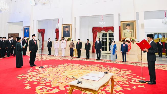 Presiden Joko Widodo melantik Hendrar Prihadi sebagai Kepala Lembaga Kebijakan Pengadaan Barang/Jasa Pemerintah (LKPP) di Istana Negara, Jakarta, Senin (10/10/2022). [Foto: Laily Rachev - Biro Pers Sekretariat Presiden]