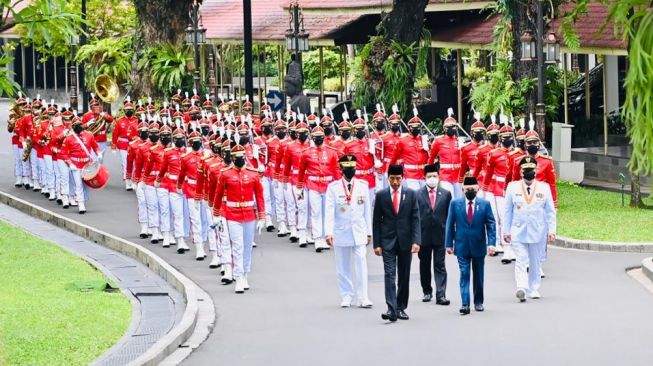 Presiden Joko Widodo resmi melantik pasangan Gubernur Daerah Istimewa Yogyakarta (DIY) Sri Sultan Hamengku Buwono X dan Wakil Gubernur DIY KGPAA Paku Alam X di Istana Negara, Jakarta pada Senin (10/10/2022). [Foto: Laily Rachev - Biro Pers Sekretariat Presiden]