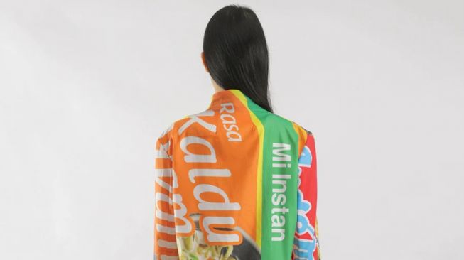 Viral! Muncul Jaket Motif Bungkus Indomie Kaldu Ayam, Buatan TANGAN Harga Rp1,7 Juta