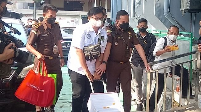 Tiba di PN Jaksel, Petugas Kejaksaan Angkut Berkas Perkara Ferdy Sambo Cs Pakai Troli Barang
