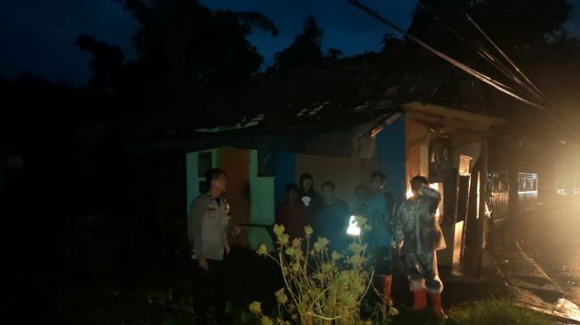 Puluhan Rumah Warga Di Cianjur Diterjang Angin Puting Beliung, Atap Rumah Berhamburan
