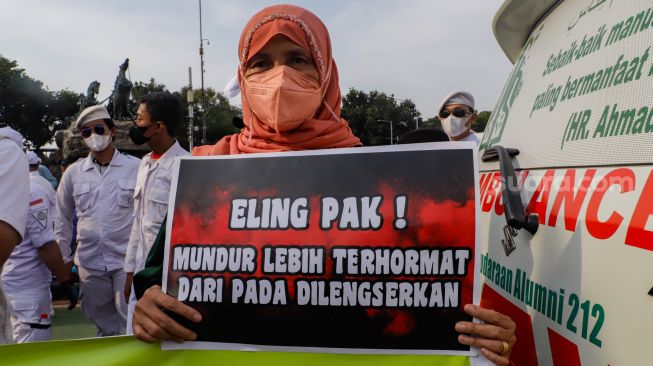 Massa yang tergabung dalam Gerakan Nasional Pembela Rakyat (GNPR) menggelar aksi unjuk rasa di kawasan Patung Kuda, Jakarta Pusat, Senin (10/10/2022). [Suara.com/Alfian Winanto]