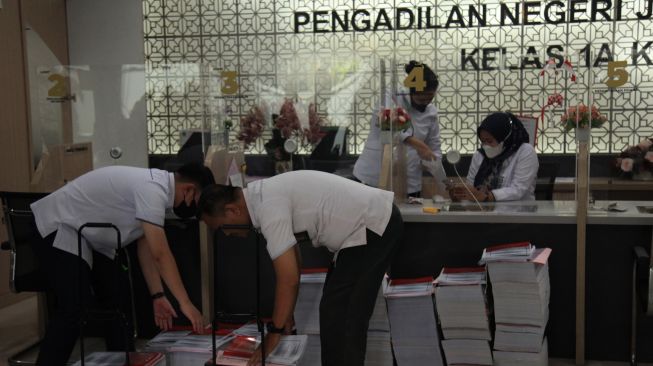 Tim Kejaksaan Negeri (Kejari) Jakarta Selatan menyerahkan berkas kasus pembunuhan berencana terhadap Brigadir J ke Pengadilan Nasional (PN) Jakarta Selatan, Jakarta, Senin (10/10/2022). [ANTARA FOTO/Reno Esnir/rwa].