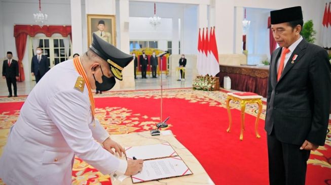 Presiden Joko Widodo resmi melantik pasangan Gubernur Daerah Istimewa Yogyakarta (DIY) Sri Sultan Hamengku Buwono X dan Wakil Gubernur DIY KGPAA Paku Alam X di Istana Negara, Jakarta pada Senin (10/10/2022). [Foto: Laily Rachev - Biro Pers Sekretariat Presiden]