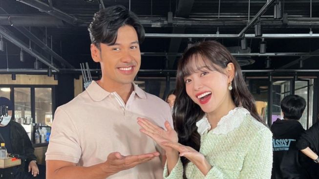 Terlihat Gemas, Chicco Jerikho dapat Banyak Snack dari Kim Sejeong
