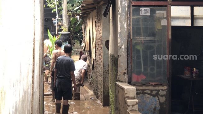 Banjir Surut, Warga Bidara Cina Mulai Bersih-Bersih Rumah, Lumpur sampai Sebetis Orang Dewasa