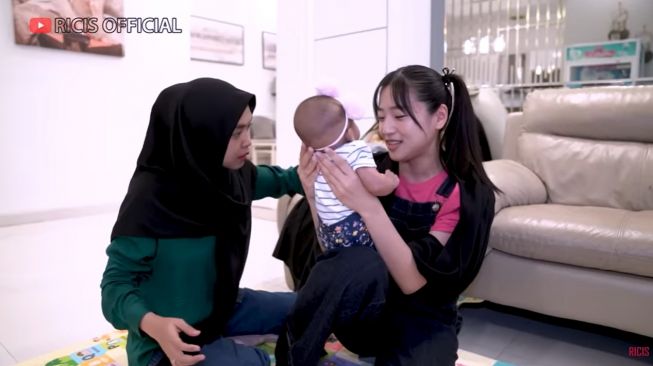  Potret Haruka momong Baby Moana (YouTube/Ricis Official)