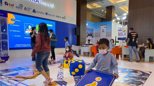 Gerai Astra Financial di GIIAS Medan 2022 antara lain menyuguhkan permainan monopoli, bisa dimainkan pengunjung beserta anggota keluarga mereka [Gaikindo/Seven Events] 