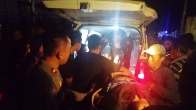 Dramatis, Warga dan Polisi Selamatkan Wanita yang Coba Bunuh Diri dari Tower 30 Meter di Sukadana