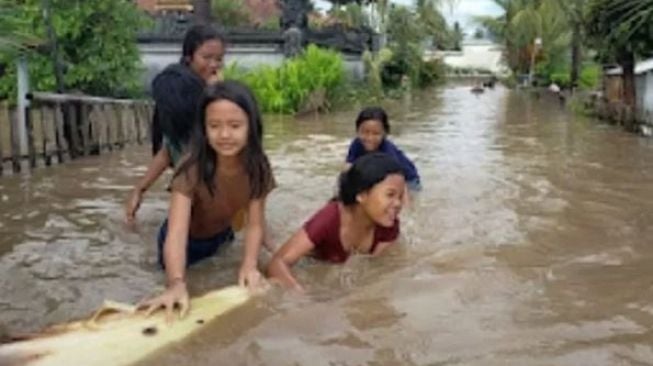 Desa yang Dihuni Ratusan Krama Bali di Sumbawa Terendam Banjir Sekitar 2 Meter