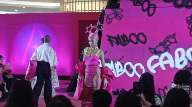 Serba Pink, Desainer Caren Delano Gandeng Sejumlah Artis Tampilkan Koleksi Terbarunya